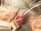 【夕食】メインのステーキは専用の鉄板で丁寧に焼き上げます ※イメージ