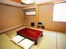 【和室】落ち着きに包まれた和室は、小さなお子様がいらっしゃるご家族、ご年配の方にご好評のお部屋です。