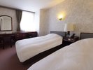 【5F スーペリアツインルーム】窓に広がる鹿角市の風景を見ながらゆったりと寛げるお部屋です。