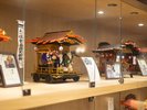 ユネスコ世界無形文化遺産・国重要無形民俗文化財「花輪ばやし」の模型を掲示しています。