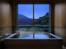 【温泉付 最上階展望和洋室】景色をご覧いただきながら自慢の湯を気兼ねなくお部屋でご堪能