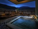 【ロイヤルスイート】夜も気兼ねなくお部屋の露天風呂でお愉しみください。