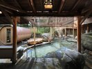 【1階 庭園大露天風呂・さくらの湯】至福のひとときをお過ごしください。