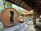 【1階 庭園大露天風呂・さくらの湯】木の温もりに癒されるバレルサウナ