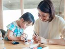 貝殻に絵をかいて、自分だけのキーチャームを作れます。