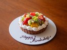 記念日等のお祝いにはケーキのご用意が可能です。ご希望の方は事前にご予約ください(5号フルーツタルト)