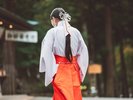 手水で清めの儀式を行い、御柱に触れてその力を感じましょう