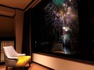 【花火】諏訪の夏の風物詩。湖面に映る花火も美しい。湖側客室からご覧いただけます