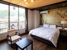 【一人旅客室・優遊◇街側洋室】いつでもおひとりでお泊まりいただけるお部屋を。一部屋だけの客室「優遊」