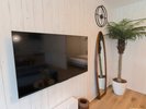 F棟:リビングダイニングの大きなテレビ