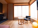 【モダン和室15帖(トイレ付)】紅葉を映す深い茜色。秋の温もりを宿す空間
