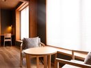 【モダン和室15帖(トイレ付)】冬の夜明けを思わせる、柔らかく静かな部屋