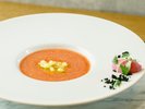 <2026年夏季:6月〜8月>トマトとメロンのガスパチョ 梅酢新玉ネギとオリーブを土に見立てて