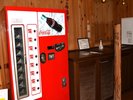 菊風呂入口のコーラの自販機