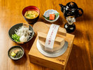 ◇しらす釜ごはん@◇しらすやトッピングをお好みでのせ、甘口醤油とお出汁でお茶漬けとしてもどうぞ。