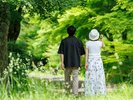 ゆるやかに流れる時間を感じながら、湖畔を歩く休日