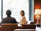 落ち着いた雰囲気のラウンジ
