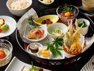 彩り豊かな品々が並びます。馬肉を味わう特別会席プラン