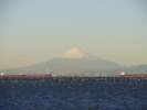 東京湾を行き交う船と富士の裾野