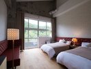 車椅子やベビーカーでの出入りも安心な自動ドア、トイレやバスルームは手すり付きのバリアフリーのお部屋