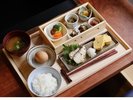 朝食には土鍋炊き卵かけご飯御膳。その他焚火やアリーナ、サウナなども楽しんでいただけるプランです。