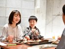 囲炉裏を囲んで、ご家族でお食事いただけます。