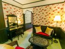���������̃_�C�j���O�ƃ��r���O���[���E�x�b�h���[���� 3�����ɕ����ꂽ40���ẴG�O�[�N�e�B�u���[��