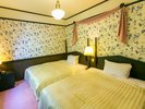 ���������̃_�C�j���O�ƃ��r���O���[���E�x�b�h���[���� 3�����ɕ����ꂽ40���ẴG�O�[�N�e�B�u���[��