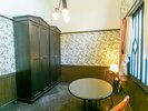 ���������̃_�C�j���O�ƃ��r���O���[���E�x�b�h���[���� 3�����ɕ����ꂽ40���ẴG�O�[�N�e�B�u���[��