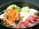 大和牛の旨みを甘辛い割り下でふっくら煮上げ、豊かな味わいを楽しむ一品です。