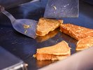 フレンチトーストは鉄板で焼きたてをご用意