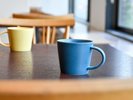陽光差し込むレストランで朝食を
