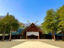 【北海道神宮】秋には周囲の木々が赤や黄色に色づき、歴史ある境内を鮮やかに彩ります。