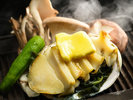 ホクホクの鮑にバター醤油を乗せて。お箸が止まらない