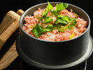 蟹をふんだんに使用した蟹釜飯。あつあつのお釜で炊き上げる