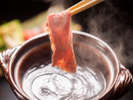 【認証近江牛しゃぶしゃぶ】きめ細やかなサシが入ったお肉をサッと湯通し。自家製たれに絡めてどうぞ。