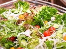 富良野大地がお届けする新鮮な野菜はサラダでシャキシャキ感を味わって♪エーデルヴェルメの朝食ビュッフェ