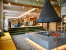 暖炉のある空間でカラフルなソファでのんびりと。各種ウェルカムサービスもご用意しております。