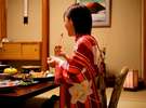 客室での夕食は会話もはずむ