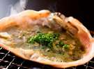 かにみその甲羅焼きは、カニ身を絡めて食べると絶品!