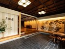 玄関入り口には豪華絢爛な屏風が目を引きます。