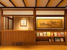 フロント横にはお子様の目線には「絵本」大人の目線には「古美術」が配置されています。