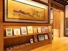 フロント横にはお子様の目線には「絵本」大人の目線には「古美術」が配置されています。