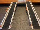 玄関の段差には可動式スロープをご用意。ただし、客室内の車いすのご使用はご遠慮いただいております。