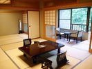 【続き間の広々とした客室】グループやご家族での利用に好評です。