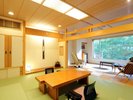 【フローリングリビング付き客室】清流を眺めるゆとりある客室。