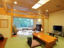 【フローリングリビング付き客室】清流を眺めるゆとりある客室。