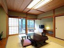 【和室10畳+3畳】お部屋のテラスからは四季折々に美しい景観を望めます。