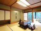 【和室10畳+3畳】お部屋のテラスからは四季折々に美しい景観を望めます。