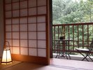 【和室10畳+3畳】お部屋のテラスからは四季折々に美しい景観を望めます。